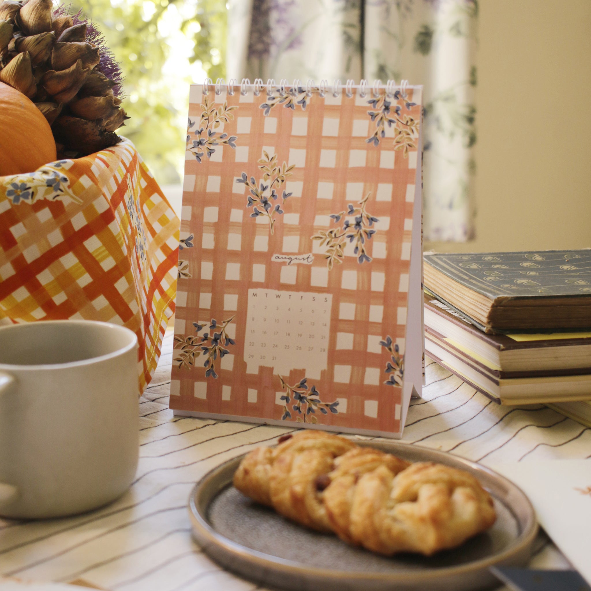 gingham floral desk calendar for 2022